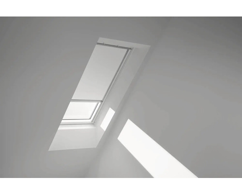 VELUX Dachfenster Verdunkelungsrollo weiß mit grauem Alu-Rahmen elektronisch DML CK04 1025K Dachfenster mit Rollo im Raum