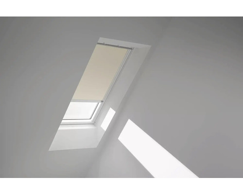 VELUX Dachfenster Verdunkelungsrollo hellbeige mit weißem Alu-Rahmen elektronisch DML CK04 1085KWL Dachfenster mit Rollo in einem hellen Raum