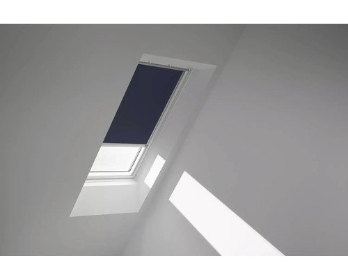 VELUX Dachfenster Verdunkelungsrollo dunkelblau mit grauem Alu-Rahmen elektronisch DML C02 1100K Dachfenster mit Rollo im Raum