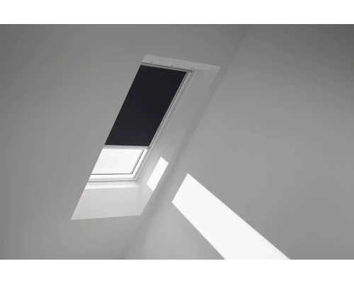 VELUX Dachfenster Verdunkelungsrollo schwarz mit grauem Alu-Rahmen elektronisch DML C04 3009K Dachfenster mit Verdunkelungsrollo im Innenraum