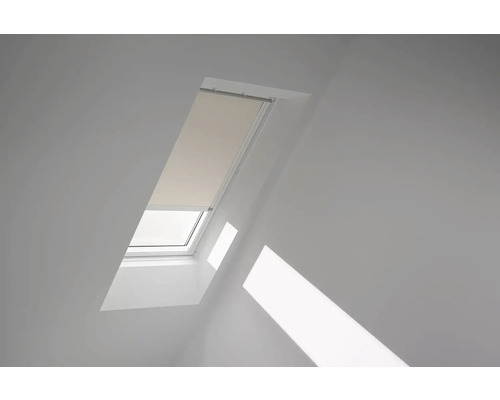 VELUX Dachfenster Verdunkelungsrollo sandbeige mit weißem Alu-Rahmen solarbetrieben DSL M31 4556KWL Dachfenster mit Verdunkelungsrollo im Dachgeschoss.
