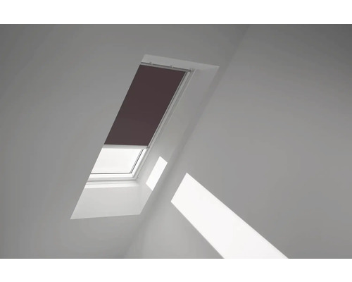 VELUX Dachfenster Verdunkelungsrollo sandbeige mit grauem Alu-Rahmen elektronisch DML C02 4559K Dachfenster mit Rollo in einem hellen Raum