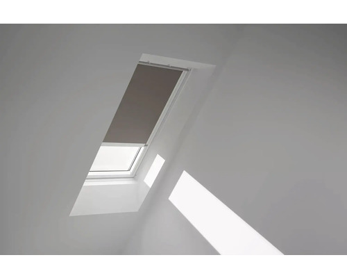 VELUX Dachfenster Verdunkelungsrollo nougat mit weißem Alu-Rahmen elektronisch DML M10 4574KWL Dachfenster mit Rollo in einem hellen Raum