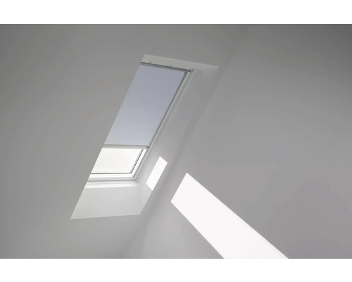VELUX Dachfenster Verdunkelungsrollo himmelblau mit grauem Alu-Rahmen elektronisch DML F04 4576K Dachfenster mit Verdunkelungsrollo in einem hellen Dachzimmer.