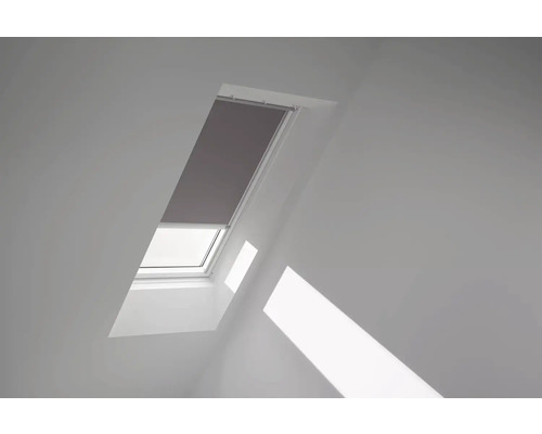 VELUX Dachfenster Verdunkelungsrollo taupe mit grauem Alu-Rahmen elektronisch DML M04 4577K Dachfenster mit Verdunkelungsrollo in einem hellen Raum