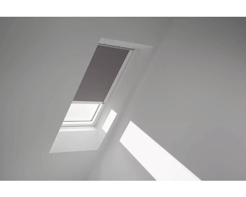 VELUX Dachfenster Verdunkelungsrollo taupe mit weißem Alu-Rahmen elektronisch DML UK10 4577KWL Dachfenster mit Rollo in einem hellen Raum