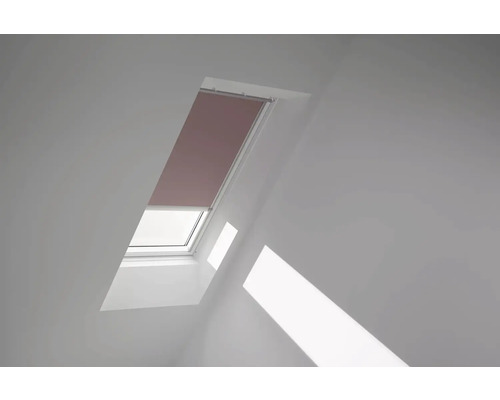 VELUX Dachfenster Verdunkelungsrollo rosenholz mit grauem Alu-Rahmen elektronisch DML FK04 4578K Dachfenster mit Rollo in einem hellen Raum