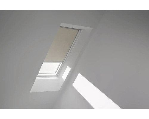 VELUX Dachfenster Verdunkelungsrollo sandbeige mit grauem Alu-Rahmen elektronisch DML M04 4579K Dachfenster mit Verdunkelungsrollo in einem hellen Raum