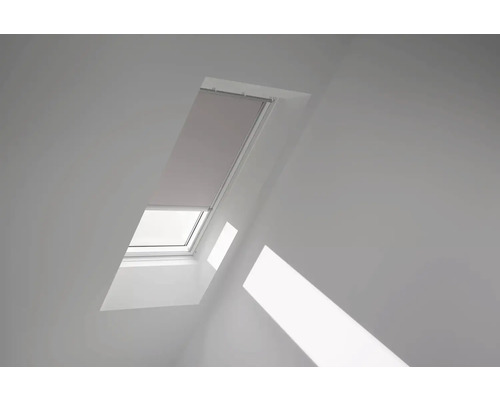 VELUX Dachfenster Verdunkelungsrollo hell-taupe mit grauem Alu-Rahmen elektronisch DML P10 4580K Dachfenster mit Rollo in einem hellen Raum.