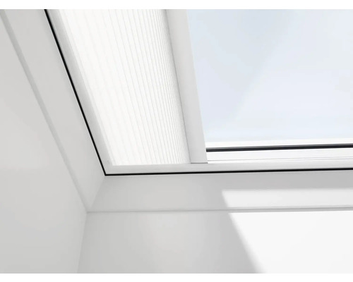 VELUX Dachfenster Faltplissée weiß mit weißem Alu- Rahmen elektronisch FMG 060060 1016KWL Detailansicht eines Dachfensters mit Plissee