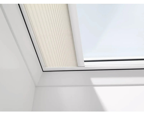 Detailaufnahme eines Dachfensters mit Plissee