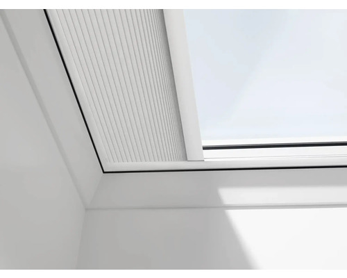 VELUX Dachfenster Wabenplissée weiß mit weißem Alu- Rahmen elektronisch FMK 060060 1045KWL Nahaufnahme eines Dachfensters mit Plissee-Rollo