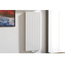 Radiateur vertical monté sur un mur