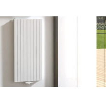 Radiateur mural dans un espace de vie moderne