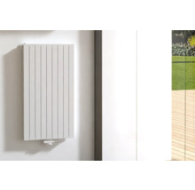 Radiateur vertical fixé au mur