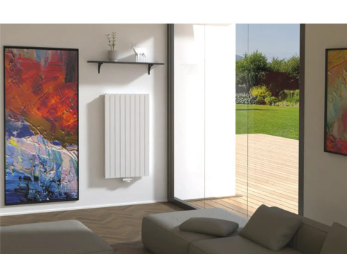 Heller Wohnraum mit Heizkörper, Gemälde und Sitzgelegenheit