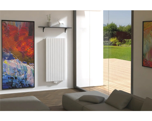 Modernes Wohnzimmer mit Heizkörper, Kunst und großem Fenster