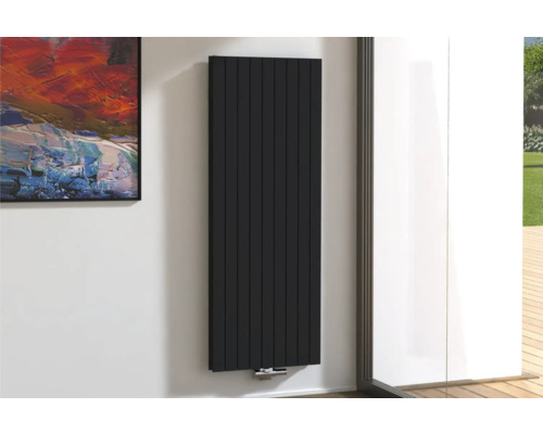 Radiateur vertical mural dans un salon avec œuvre d''art