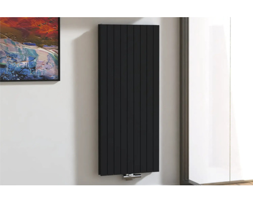 Radiateur à panneaux vertical fixé à un mur