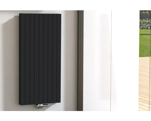 Radiateur noir fixé à un mur