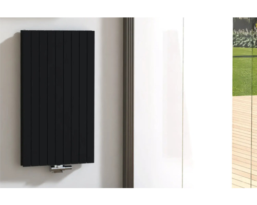 Radiateur à panneaux noir sur un mur