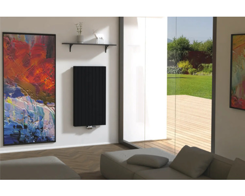 Moderner Wohnraum mit Heizkörper, Kunstwerk und Sitzgelegenheit