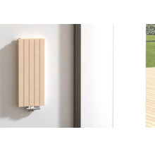 Radiateur mural dans une pièce avec vue sur le jardin