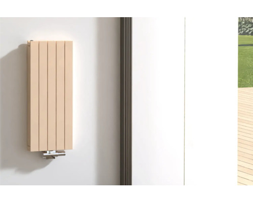 Designheizkörper ROTHEIGNER PANEL 900 x 366 mm bahamabeige Anschluss Mittig unten Wandheizkörper im Zimmer mit Gartenausblick