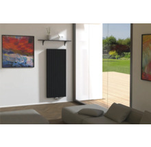 Modernes Wohnzimmer mit Heizkörper, Gemälde und Fensterfront