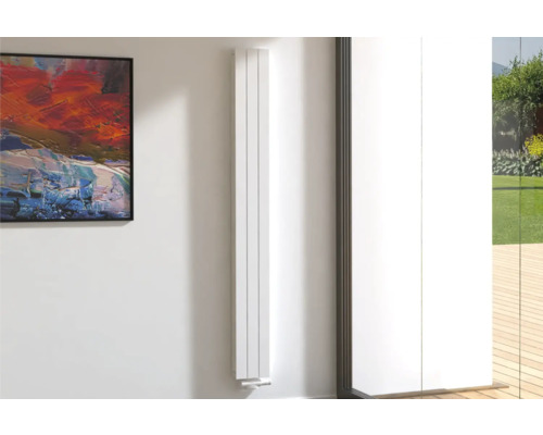 Rotheigner Designheizkörper PANEL 2000 x 218 mm weiß Anschluss Mittig unten Raumansicht mit Flachheizkörper an der Wand neben einem Gemälde
