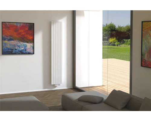 Modernes Wohnzimmer mit Heizkörper, Sofa und Kunstwerken