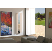 Salon moderne avec radiateur à miroir, tableau et canapé pour une ambiance élégante.