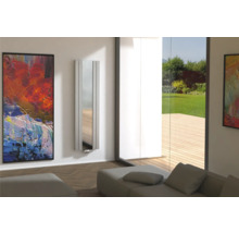 Salon moderne avec œuvre d''art, radiateur miroir et grande fenêtre donnant sur le jardin.
