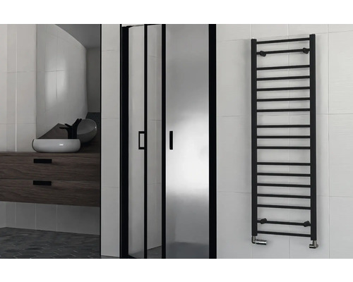 Salle de bain lumineuse avec cabine de douche, lavabo et sèche-serviettes