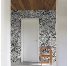 Couloir avec papier peint botanique, porte et chaise en bois