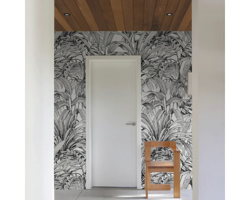 Couloir avec papier peint botanique, porte et chaise en bois