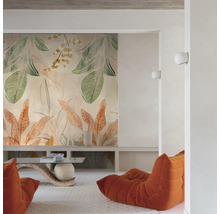 Salon avec papier peint à motifs, table basse et fauteuils