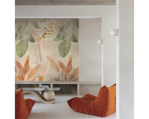 Salon avec papier peint à motifs, table basse et fauteuils