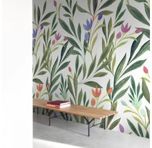 Pièce avec papier peint floral et banc en bois