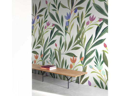 Pièce avec papier peint floral et banc en bois
