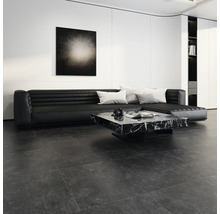 Salon avec canapé en cuir noir, table en marbre et œuvre d''art