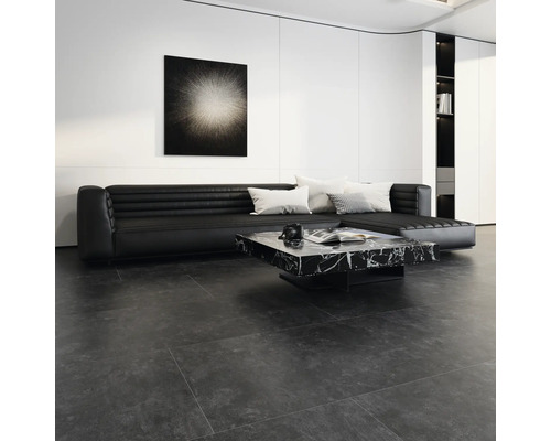 Salon avec canapé en cuir noir, table en marbre et œuvre d''art