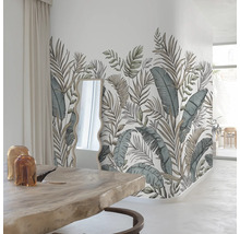 Espace de vie avec papier peint floral, miroir et table en bois