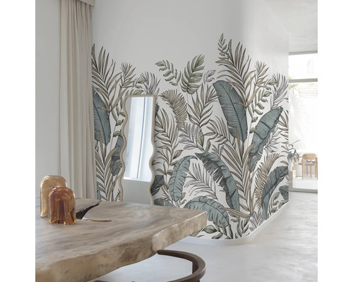 Espace de vie avec papier peint floral, miroir et table en bois