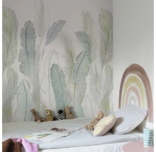 Chambre d''enfant avec papier peint jungle, lit et peluches