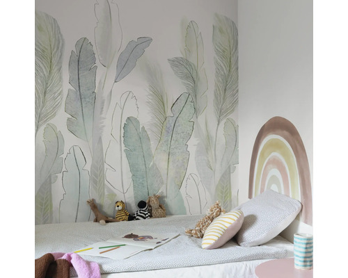 Chambre d''enfant avec papier peint jungle, lit et peluches