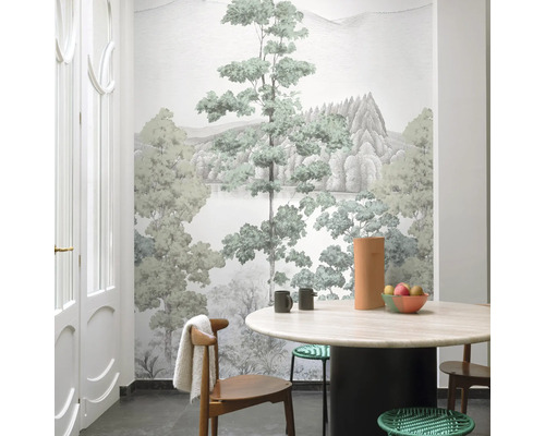 Salle à manger lumineuse avec papier peint paysage, table à manger et chaises en bois