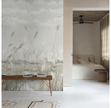 Chambre décorative avec peinture murale, banc et chambre à coucher