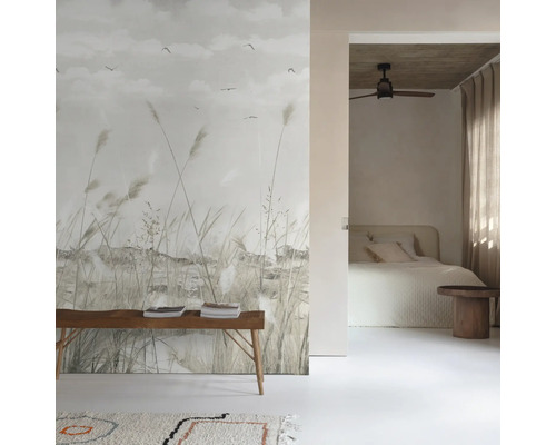 Chambre décorative avec peinture murale, banc et chambre à coucher