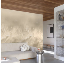 Salon avec papier peint à motif de pissenlit, canapé et plafond en bois.